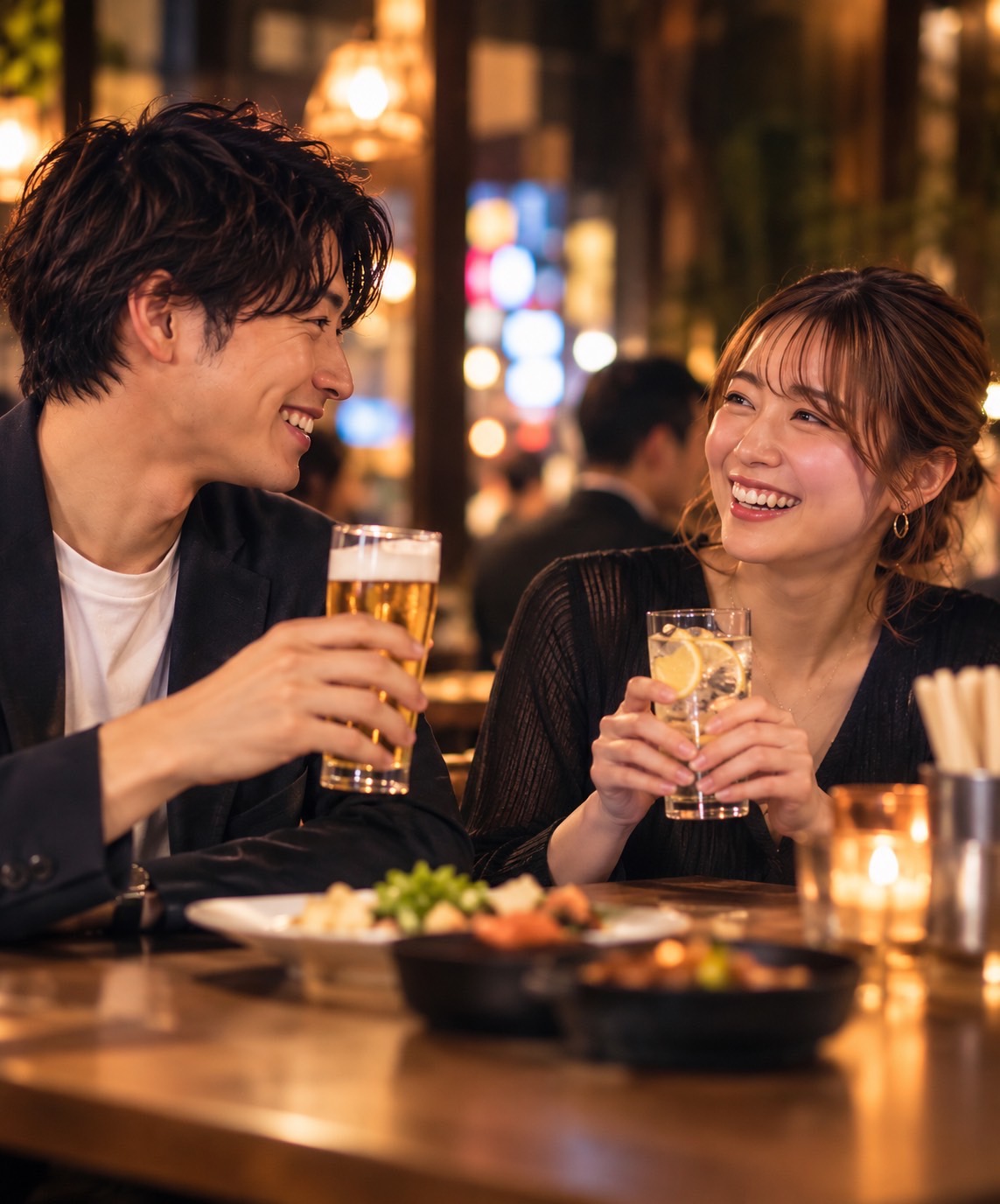 夜のバーで自然に乾杯する大人の男女